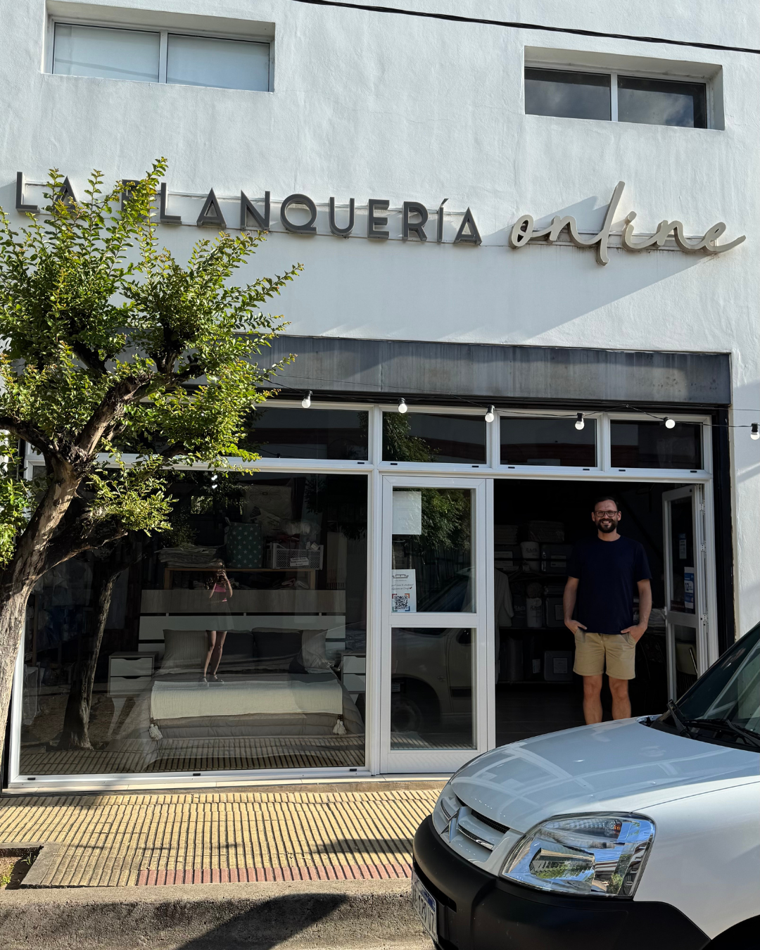 Fachada del local EntreS&aacute;banas